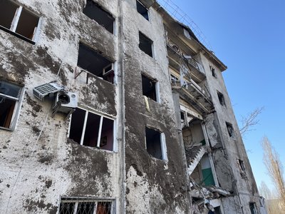 "Я вибив з ноги двері, а в коридорі у мене — вулиця". Херсонці про авіаудар по житловому будинку "Я вибив з ноги двері, а в коридорі у мене — вулиця". Херсонці про авіаудар по житловому будинку