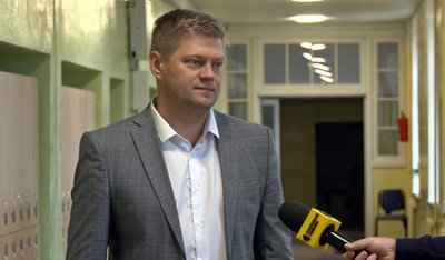 Порядок, безпека, контроль: як працює офіцер безпеки в одному з ліцеїв Луцька Порядок, безпека, контроль: як працює офіцер безпеки в одному з ліцеїв Луцька