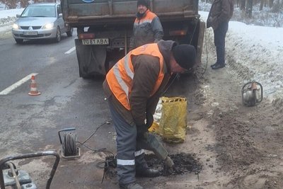 Вибоїни на дорогах: у Львові проводять ямковий ремонт холодним асфальтом Вибоїни на дорогах: у Львові проводять ямковий ремонт холодним асфальтом