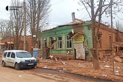 Уранці РФ вдарила по Слов'янську авіабомбою, є поранений Уранці РФ вдарила по Слов'янську авіабомбою, є поранений