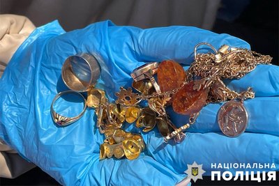 Представилась сусідкою: в Києві жінка обікрала стареньку пенсіонерку Представилась сусідкою: в Києві жінка обікрала стареньку пенсіонерку