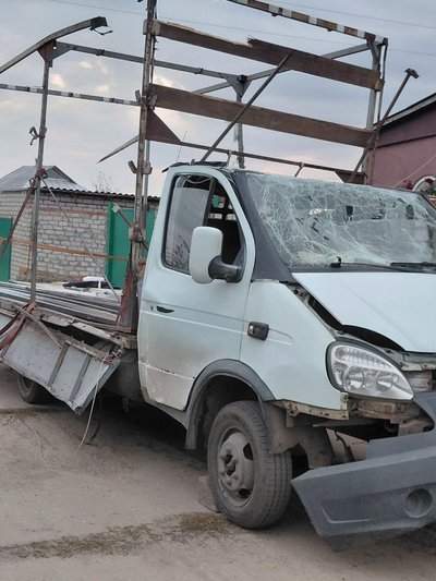Пошкоджений вантажний автомобіль Пошкоджений вантажний автомобіль