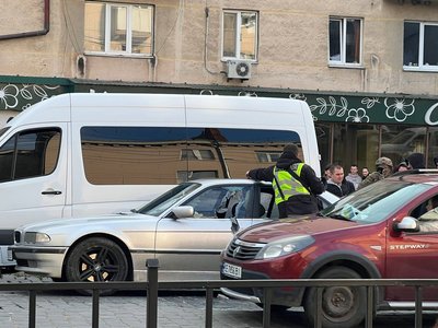 Фото перехрестя вулиці Головної та проспекту Незалежності у Чернівцях, де очевидці повідомляли про постріли. Фото перехрестя вулиці Головної та проспекту Незалежності у Чернівцях, де очевидці повідомляли про постріли.