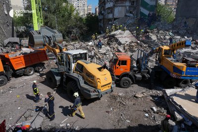 У Дарницькому районі Києва кількість загиблих через удар РФ зросла до 24, розбір завалів дев'ятиповерхівки завершено У Дарницькому районі Києва кількість загиблих через удар РФ зросла до 24, розбір завалів дев'ятиповерхівки завершено