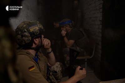 бійці роти ударних дронів бригади "Хартія" чекають на відбій тривоги в укритті на Харківщині, червень 2024 року бійці роти ударних дронів бригади "Хартія" чекають на відбій тривоги в укритті на Харківщині, червень 2024 року