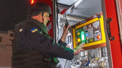 Рятувальники гасять пожежу у Немишлянському районі Харкова після атаки Росії Рятувальники гасять пожежу у Немишлянському районі Харкова після атаки Росії