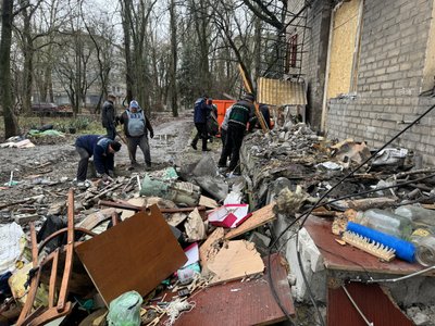 "Стелю й стіни побило уламками. Зали тепер немає". Жителі пошкодженої багатоповерхівки у Херсоні про наслідки удару РФ "Стелю й стіни побило уламками. Зали тепер немає". Жителі пошкодженої багатоповерхівки у Херсоні про наслідки удару РФ