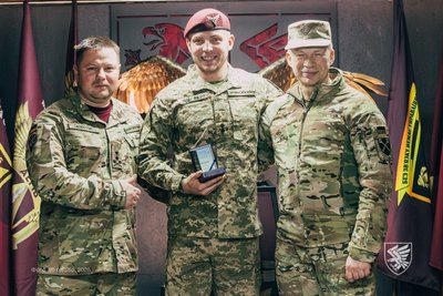 Головнокомандувач ЗСУ Олександр Сирський нагородив десантників житомирської 95-ї бригади Головнокомандувач ЗСУ Олександр Сирський нагородив десантників житомирської 95-ї бригади