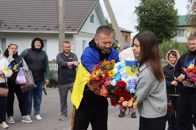 Понад рік у полоні: у Попільні зустріли військовослужбовця Романа Пінчука Понад рік у полоні: у Попільні зустріли військовослужбовця Романа Пінчука