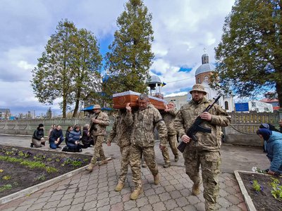 Мріяла зіграти весілля після перемоги: 26-річна військова Надія Войцишин Мріяла зіграти весілля після перемоги: 26-річна військова Надія Войцишин