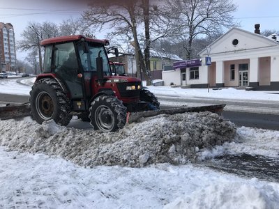Снігопад у Полтавській громаді: як комунальники боряться з негодою Снігопад у Полтавській громаді: як комунальники боряться з негодою