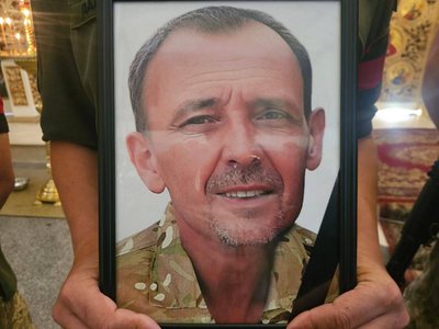 У Полтаві попрощалися із двома солдатами, які полягли, захищаючи Україну У Полтаві попрощалися із двома солдатами, які полягли, захищаючи Україну