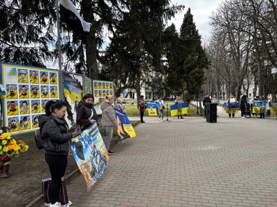 "Чекаємо. Віримо. Боремося": на Вінниччині провели мирну акцію на підтримку полонених і зниклих безвісти "Чекаємо. Віримо. Боремося": на Вінниччині провели мирну акцію на підтримку полонених і зниклих безвісти