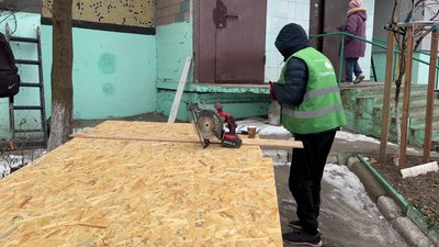 Поцілили у багатоповерхівки у Центральному районі Херсона. Очевидці російських атак дронами типу "Молнія" про наслідки Поцілили у багатоповерхівки у Центральному районі Херсона. Очевидці російських атак дронами типу "Молнія" про наслідки