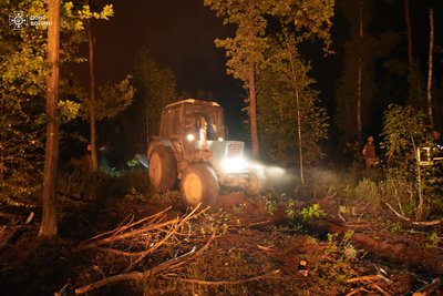 Нічна пожежа в глибині лісу в Луцькому районі: лісова підстилка може загорятися ще декілька днів Нічна пожежа в глибині лісу в Луцькому районі: лісова підстилка може загорятися ще декілька днів