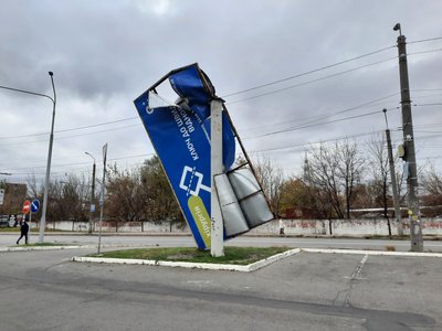 Пориви вітру у Дніпрі: зупинка впала на людей, повалені гілки й білборди Пориви вітру у Дніпрі: зупинка впала на людей, повалені гілки й білборди
