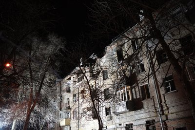 Пошкоджена п'ятиповерхівка Пошкоджена п'ятиповерхівка