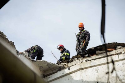 Рятувальники чергують біля пунктів обігріву в Роганській громаді Рятувальники чергують біля пунктів обігріву в Роганській громаді