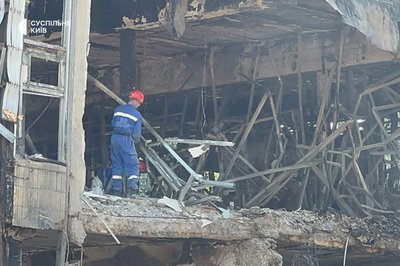 Аварійно-рятувальні роботи у Солом'янському районі Києва призупинили Аварійно-рятувальні роботи у Солом'янському районі Києва призупинили