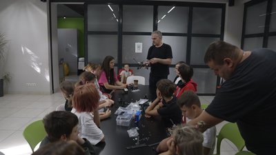 У Вінниці діти збирають дрони для ЗСУ у "Творчій майстерні" У Вінниці діти збирають дрони для ЗСУ у "Творчій майстерні"