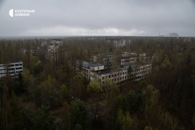 Вид на вулиці міста Припʼять, які заросли лісом, з покинутої жителями шістнадцятиповерхівки в колишньому центрі міста, 22 квітня 2026 року Вид на вулиці міста Припʼять, які заросли лісом, з покинутої жителями шістнадцятиповерхівки в колишньому центрі міста, 22 квітня 2026 року