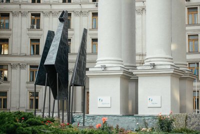 Скульптуру Олексія Сая встановили навпроти будівлі МЗС