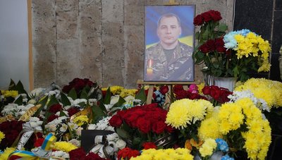 загиблий поліцейський, Олександр Вінічук, квіти загиблому бійцю загиблий поліцейський, Олександр Вінічук, квіти загиблому бійцю