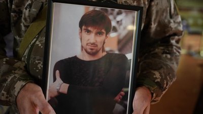 "Військові служать або воюють": у Хмельницькому попрощалися із двома захисниками