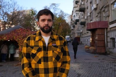 Дірки закривають плівкою. Чому в Дніпрі у пошкоджених через ракетну атаку будинках не можуть відремонтувати покрівлі Дірки закривають плівкою. Чому в Дніпрі у пошкоджених через ракетну атаку будинках не можуть відремонтувати покрівлі