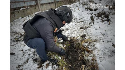 Після російських обстрілів по Чернігівщині за добу сапери виявили та знешкодили 20 вибухонебезпечних предметів Після російських обстрілів по Чернігівщині за добу сапери виявили та знешкодили 20 вибухонебезпечних предметів