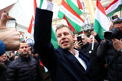 Лідер опозиційної партії "Тиса" Петер Мадяр зі своїми прихильниками у Дьйорі, Угорщина, 15 листопада 2025 року Лідер опозиційної партії "Тиса" Петер Мадяр зі своїми прихильниками у Дьйорі, Угорщина, 15 листопада 2025 року