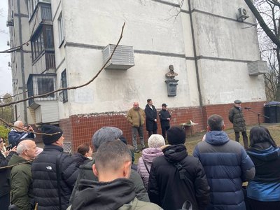 У Києві відкрили пам'ятну дошку на честь Василя Стуса У Києві відкрили пам'ятну дошку на честь Василя Стуса