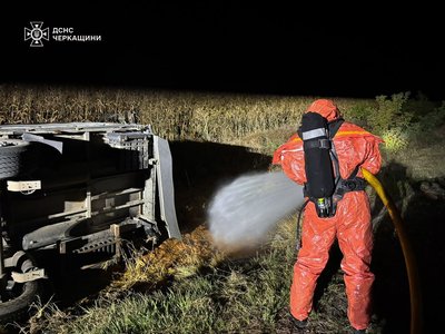 Вантажівка перекинулась: на Черкащині внаслідок ДТП розлилося 13 тонн хлору Вантажівка перекинулась: на Черкащині внаслідок ДТП розлилося 13 тонн хлору