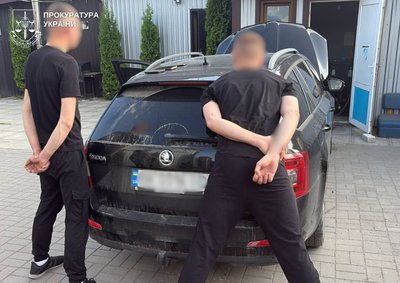 На Житомирщині двом чоловікам з Рівненщини повідомили про підозру у сприянні незаконному перетину держкордону На Житомирщині двом чоловікам з Рівненщини повідомили про підозру у сприянні незаконному перетину держкордону