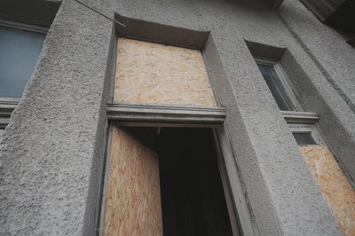 Як у Новобаварському районі Харкова усувають наслідки влучання дрону РФ: фото Як у Новобаварському районі Харкова усувають наслідки влучання дрону РФ: фото