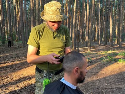 перукар військовослужбовець Луганського прикордонного загону бригади "Помста" В'ячеслав на псевдо "Барбер" Донецька область перукар військовослужбовець Луганського прикордонного загону бригади "Помста" В'ячеслав на псевдо "Барбер" Донецька область