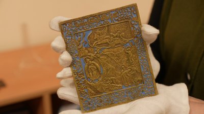 Ікону та старовинний хрест, які намагалися вивезти за кордон, передали музею в Кропивницькому Ікону та старовинний хрест, які намагалися вивезти за кордон, передали музею в Кропивницькому