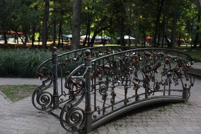 Місток закоханих у парку шевченка Місток закоханих у парку шевченка