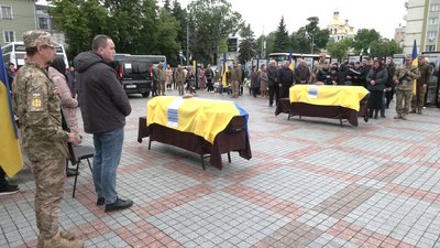 З військовими Володимиром Примаком та Олександром Войдилом у Рівному З військовими Володимиром Примаком та Олександром Войдилом у Рівному