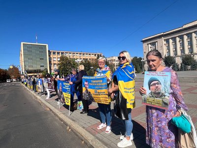 У Черкасах провели акцію на підтримку полонених та зниклих безвісти У Черкасах провели акцію на підтримку полонених та зниклих безвісти