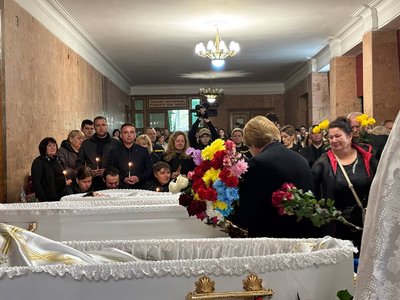 На Житомирщині попрощалися з трьома дітьми, які загинули внаслідок удару армії РФ На Житомирщині попрощалися з трьома дітьми, які загинули внаслідок удару армії РФ