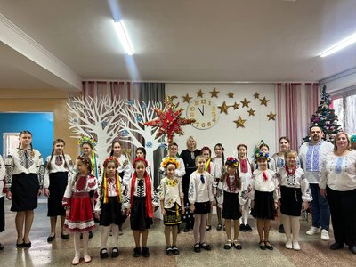 Гурт ONUKA виступив у вінницькому ліцеї: співали старовинну колядку разом із дітьми Гурт ONUKA виступив у вінницькому ліцеї: співали старовинну колядку разом із дітьми