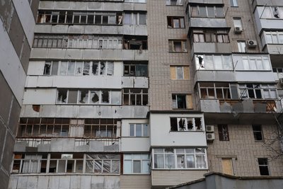 "Все у дірках — шафи, стеля, стіни". Жителі Корабельного району Херсона про наслідки російських ударів "Все у дірках — шафи, стеля, стіни". Жителі Корабельного району Херсона про наслідки російських ударів
