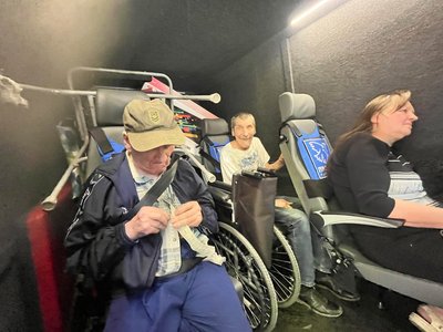 Люди у броньованій евакуаційній автівці "Проліски" на Донеччині Люди у броньованій евакуаційній автівці "Проліски" на Донеччині