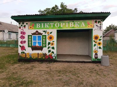 Лелеки та соняшники: на Черкащині підлітка розмалювала автобусну зупинку