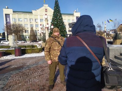 Проєкт "Український арсенал свободи": добровольцям, які обороняли Ірпінь, вручили нові гвинтівки Проєкт "Український арсенал свободи": добровольцям, які обороняли Ірпінь, вручили нові гвинтівки