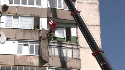 Рятувальники за допомогою автокрану демонтують залізобетонну плиту Рятувальники за допомогою автокрану демонтують залізобетонну плиту