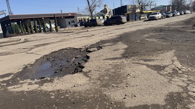 Яма на дорозі у Лозовій Яма на дорозі у Лозовій
