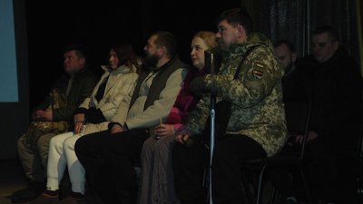 Ветерани сидять на сцені заходу Ветерани сидять на сцені заходу