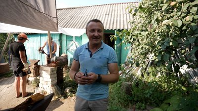 Голова ГО "Об’єднання добровольців «Бо можемо!»" Андрій Галюга розповідає, як волонтери з Чернігівщини роблять скоби для бліндажів Голова ГО "Об’єднання добровольців «Бо можемо!»" Андрій Галюга розповідає, як волонтери з Чернігівщини роблять скоби для бліндажів